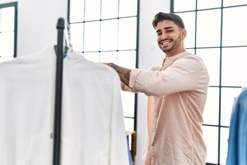 Obraz premium Handsome hispanic man shopping at retail shop