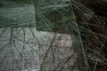 Zerbrochene Flachglas Scheiben im Wertstoff Container