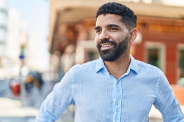 Obraz premium Young arab man smiling confident looking to the side at street