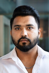 Obraz premium Upset and angry south asian, Indian office worker man looking at you