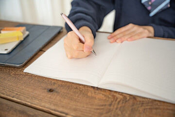 ノートを開いて勉強する学生