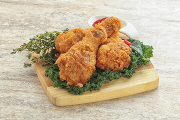 Fried chicken drumsticks with tomato sauce
