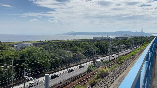 電車が通過する、海の見える駅（兵庫県）