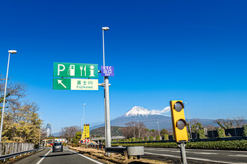 東名高速道路の上り線 富士川サービスエリア付近の道路上から望む冬の富士山