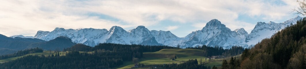 Fototapeta na wymiar Berge mit Schnee in Oberösterreich