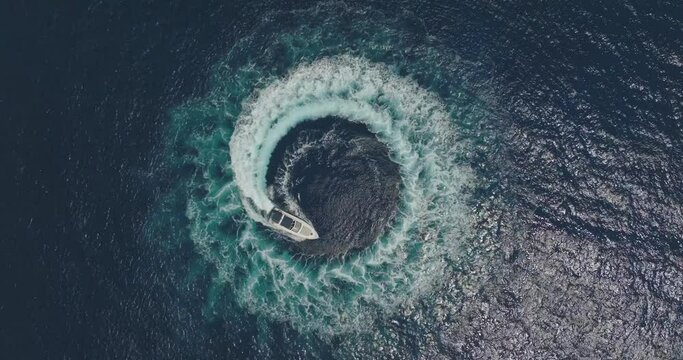 Barco yate de lujo navegando en el mar (Mallorca) Dron / drone DJI Mavic 3 cine (Calidad profesional)