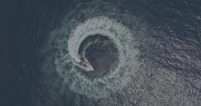 Barco yate de lujo navegando en el mar (Mallorca) Dron / drone DJI Mavic 3 cine (D LOG PARA EDICION DE COLOR PROFESIONAL)