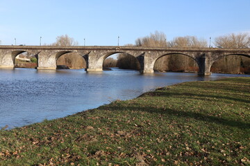 Fototapeta premium Pont de Pont du Chateau, pont en pierre sur la rivière l'Allier, village de Pont du Château, département du Puy de Dome, France