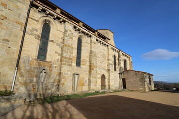 Fototapeta na wymiar L'église Sainte Martine, vue de l'extérieur, village de Pont du Château, département du Puy de Dome, France