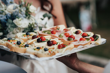 Dekorierte Brötchen werden auf einer Hochzeit serviert