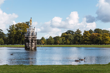 Escultura en medio de fuente