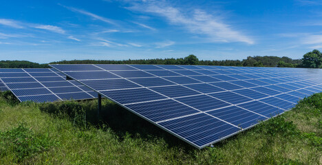 Solarpark  mit Solarpaneelen in einer Reihe in der Nähe von Lübz