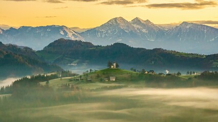 Alpy Słowenia kościół na tle gór 