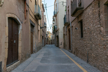 Fototapeta na wymiar pedestrian street within the walls of the town montblanc (tarragona)