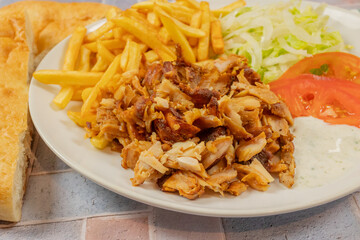 assiette de kebab et frites en gros plan