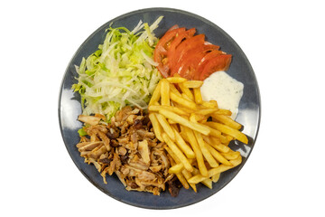 assiette de kebab et frites en gros plan, isolé sur un fond blanc
