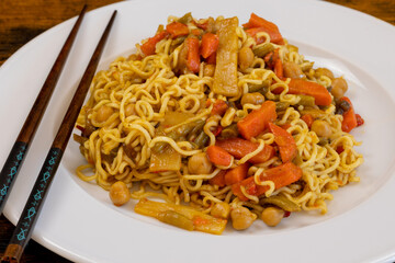 nouilles chinoises aux carottes et pousses de bambou