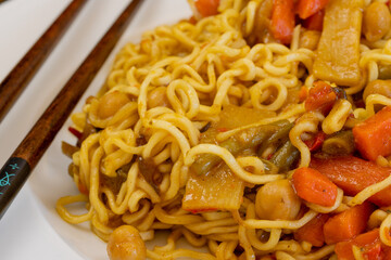 nouilles chinoises aux carottes et pousses de bambou