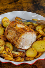 rôti de porc et pommes de terre à la sarladaise dans un plat