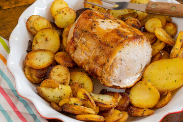 rôti de porc et pommes de terre à la sarladaise dans un plat