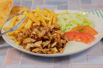 assiette de kebab et frites en gros plan
