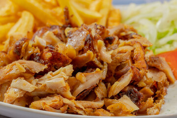 assiette de kebab et frites en gros plan