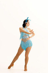 A girl dancer in Gatsby-style costumes