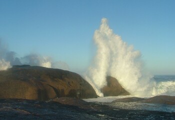 Obraz premium wave crashing over rocks