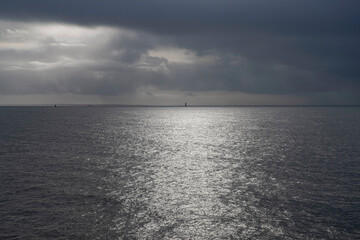 Obraz premium Sea and reflection of the evening sun with clouds