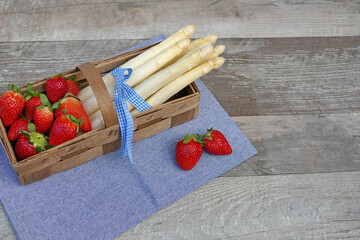 Weisser Spargel mit Erdbeeren.