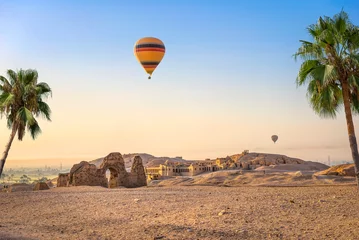 Foto op Plexiglas Air balloon in desert © zevana