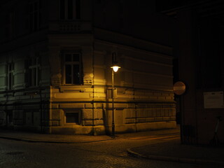 Zaułek oświetlony lampą uliczną w nocy - obrazy, fototapety, plakaty