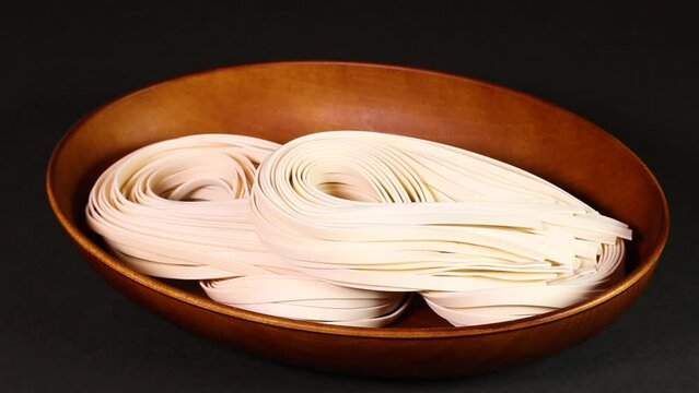 器の上のきしめん　回転