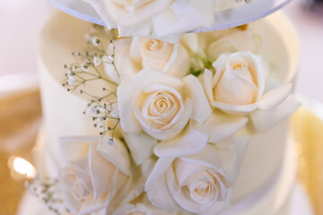 Obraz na płótnie Canvas Beautiful white wedding cake decorated with white roses