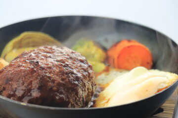 シズル感のあるスキレットにのったハンバーグと野菜