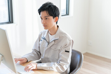 パソコンで作業する工務店スタッフ