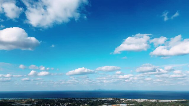 沖縄の海と空のイメージ