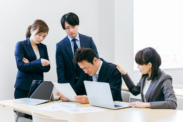 ミス・トラブルのあったアジア人ビジネスマンとビジネスウーマン（励ます・慰める）
