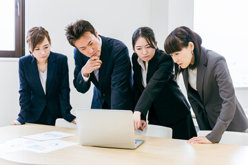 会議室で問題点を話し合うビジネスマンとビジネスウーマン
