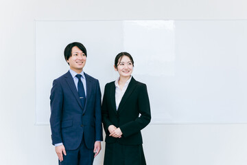 スーツを着た笑顔の正社員のビジネスマン・ビジネスウーマン（男女）
