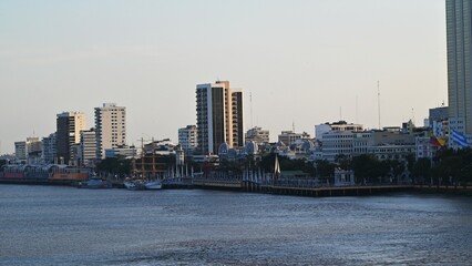 Obraz premium Guayaquil desde la ria