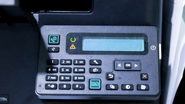 A machine that has just been started has problems with the power indicator and warning symbol flashing
