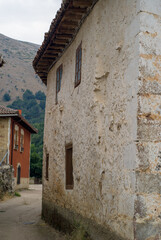 Fototapeta na wymiar Callejas en pueblo de montaña 