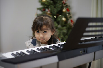 	ピアノの練習を嫌がる女の子