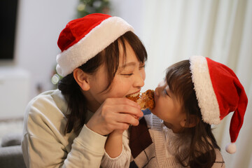 チキンを食べる親子　クリスマスイメージ