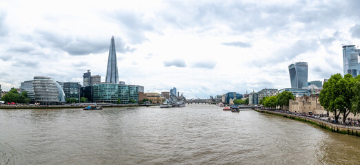Fototapeta na wymiar city skyline from the Thames