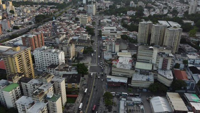 Vuelo de drone en ciudad de Caracas Venezuela 