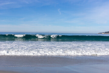Fototapeta na wymiar Waves in the Pacific Ocean in California