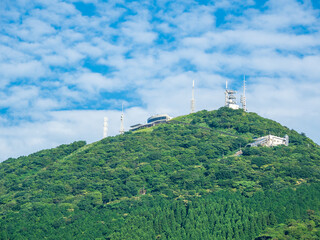 皿倉山山頂と青空とうろこ雲