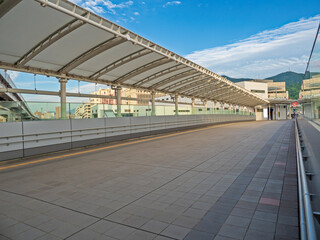 黒崎駅北側の自由通路から帆柱連山を望む